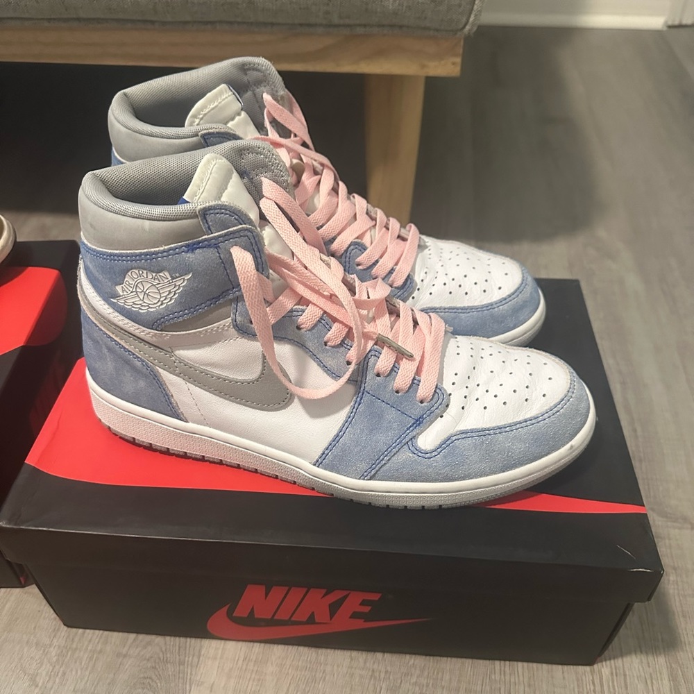 Jordan 1 Hyper Royal